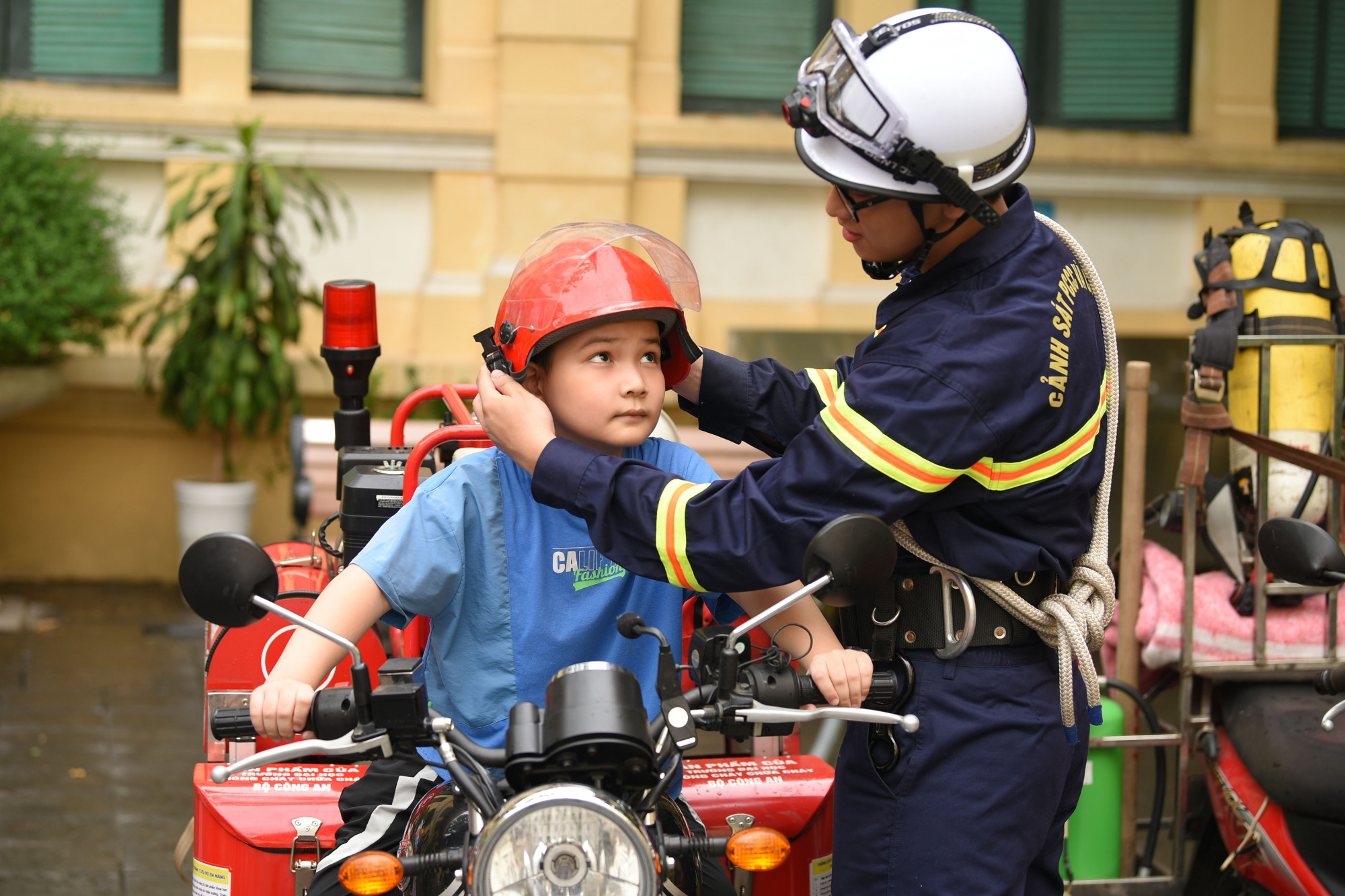 Học sinh Hà Nội thích thú với trải nhiệm làm lính cứu hỏa