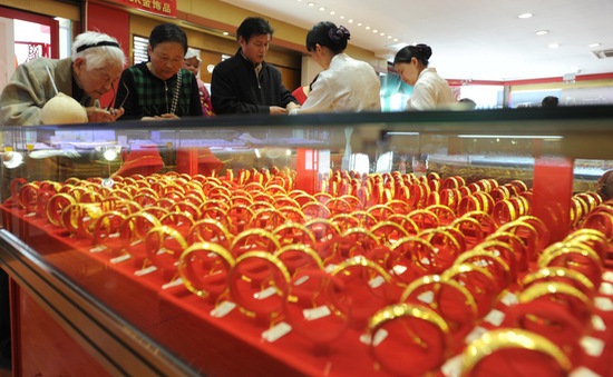 Dân Trung Quốc đổ xô đi mua vàng