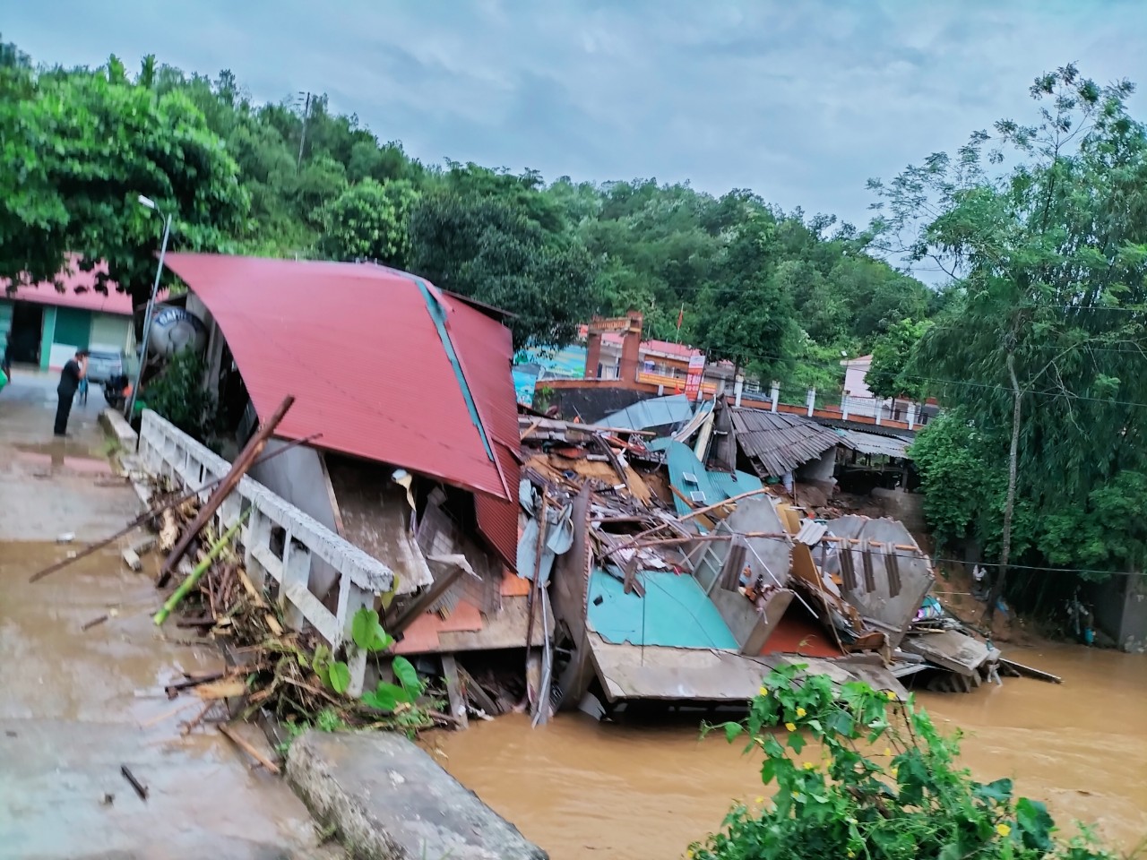 2 Người bị thương, hàng chục nhà đổ sập vì mưa lũ tại Hà Giang
