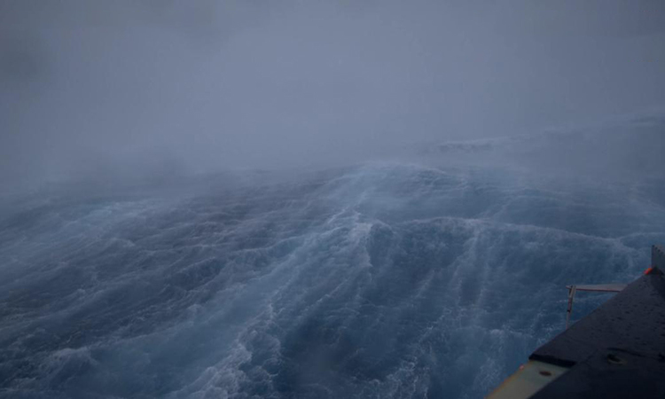 Thuyền tự lái ghi hình sóng cao 15m trong tâm bão fiona