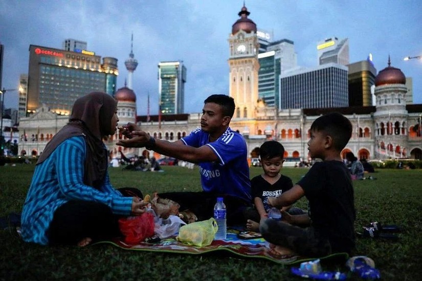 Người Malaysia thắt chặt hầu bao trong tháng Ramadan do lạm phát