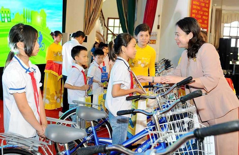 Phó Chủ tịch nước tặng quà cho trẻ em khó khăn ở Hải Dương