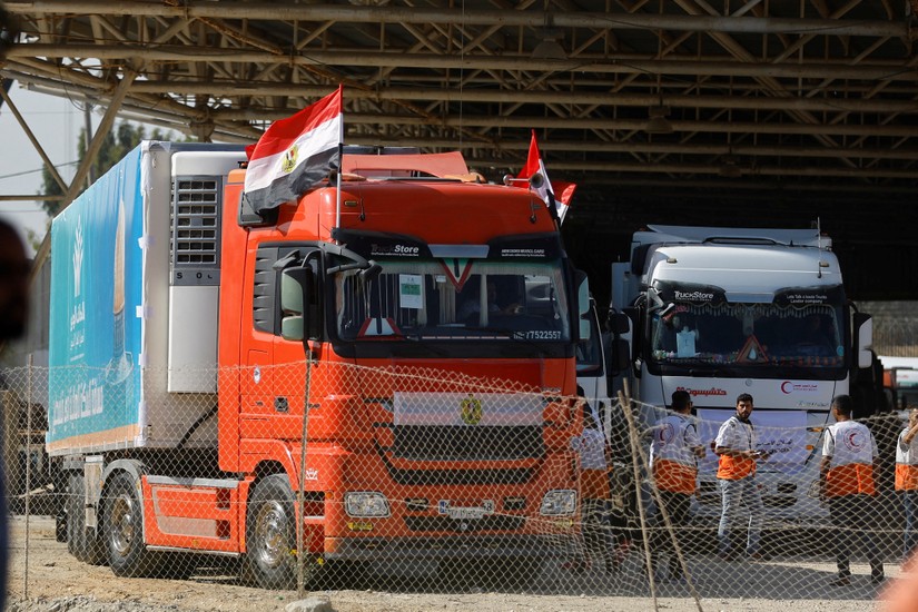 Đoàn xe cứu trợ nhân đạo đầu tiên tiến vào Dải Gaza